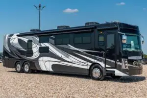 Read more about the article 5 Top Reasons to Choose a Class C RV Over a Class A