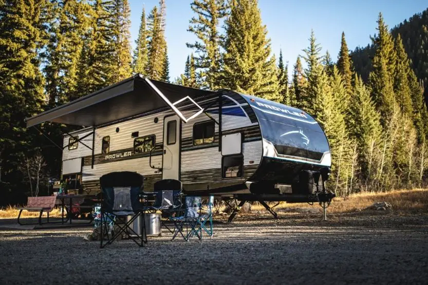 who makes the prowler travel trailer